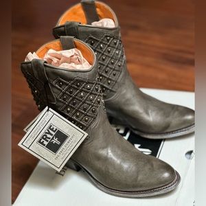 Frye Deborah Pin Tuck Short Boot, 7, Charcoal, NWT/in box